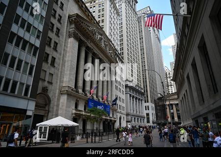 Am 1. August 2023 in New York City passieren die Menschen die New Yorker Börse (NYSE) an der Wall Street. Stockfoto