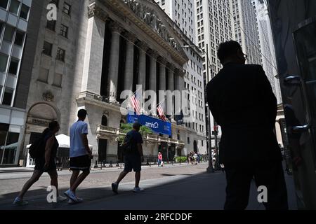 Am 1. August 2023 in New York City passieren die Menschen die New Yorker Börse (NYSE) an der Wall Street. Stockfoto