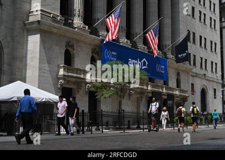 Am 1. August 2023 in New York City passieren die Menschen die New Yorker Börse (NYSE) an der Wall Street. Stockfoto