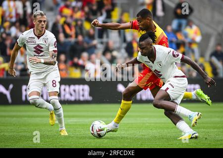 Linse, Frankreich. 02. Aug. 2023. Ivan ILIC aus Torino, Andy DIOUF aus Lens und Stephane SINGO aus Torino während des vorsaisonfreundlichen Fußballspiels zwischen RC Lens und dem Turin FC am 2. August 2023 im Bollaert-Delelis-Stadion in Lens, Frankreich - Photo Matthieu Mirville/DPPI Credit: DPPI Media/Alamy Live News Stockfoto