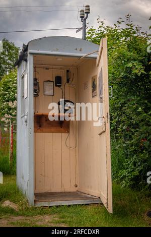 Altes schwarzes Eisenbahntelefon in Holzbox in Ostdeutschland Stockfoto