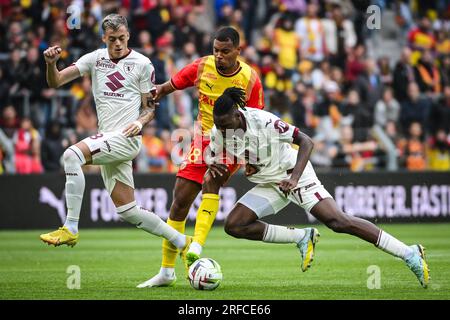 Linse, Frankreich, Frankreich. 2. Aug. 2023. Ivan ILIC von Turin, Andy DIOUF von Lens und Stephane SINGO von Turin während des Vorsaison Freundschaftsspiels zwischen RC Lens und dem Torino Football Club (Turin FC) im Bollaert-Delelis Stadium am 02. August 2023 in Lens, Frankreich. (Kreditbild: © Matthieu Mirville/ZUMA Press Wire) NUR REDAKTIONELLE VERWENDUNG! Nicht für den kommerziellen GEBRAUCH! Stockfoto