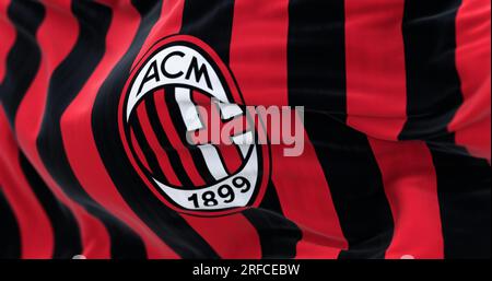 Mailand, Italien, Juli 23 2023: Nahaufnahme der Flagge von A.C. Milan winkend. Profifußballverein mit Sitz in Mailand, Italien. 3D illustr Stockfoto