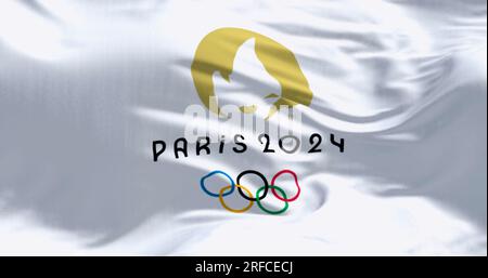 Paris, FR, Mai 23 2023: Nahaufnahme der im Wind winkenden Flagge der Olympischen Spiele 2024 in Paris. Bevorstehendes internationales Sportevent. Anschaulicher Editorial 3 Stockfoto