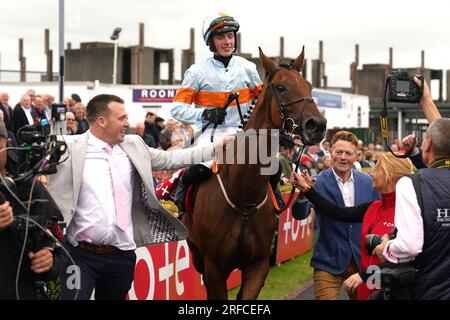 Ash Tree Meadow fuhr von Jockey Danny Gilligan, nachdem er am dritten Tag des Galway Races Summer Festival auf der Galway Racecourse die Tote Galway Plate (Handicap Chase) gewann. Bilddatum: Mittwoch, 2. August 2023. Stockfoto