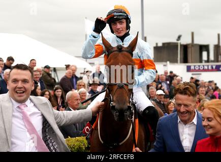 Ash Tree Meadow fuhr von Jockey Danny Gilligan, nachdem er am dritten Tag des Galway Races Summer Festival auf der Galway Racecourse die Tote Galway Plate (Handicap Chase) gewann. Bilddatum: Mittwoch, 2. August 2023. Stockfoto