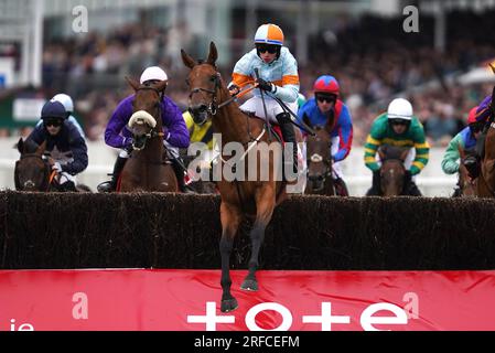 Ash Tree Meadow reitete von Jockey Danny Gilligan auf seinem Weg zum Gewinn der Tote Galway Plate (Handicap Chase) am dritten Tag des Galway Races Summer Festival auf der Galway Racecourse. Bilddatum: Mittwoch, 2. August 2023. Stockfoto