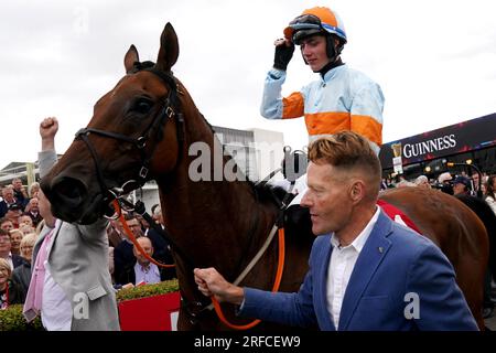 Ash Tree Meadow fuhr von Jockey Danny Gilligan, nachdem er am dritten Tag des Galway Races Summer Festival auf der Galway Racecourse die Tote Galway Plate (Handicap Chase) gewann. Bilddatum: Mittwoch, 2. August 2023. Stockfoto