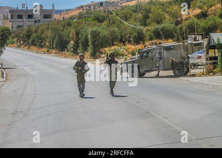 Jordantal, Palästina. 02. Aug. 2023. Eine israelische Armee belagert ein Haus, in dem der Täter eines Schussanschlags vermutet wurde, neben dem Ort, an dem der Angriff auf ein Siedlerauto in der Nähe der Al-Hamra-Siedlung im nördlichen Westjordanland durchgeführt wurde. Ein zu schnell fahrender Wagen feuerte auf ein Auto, das Siedlern in der Nähe der Al-Hamra-Siedlung gehörte, und verletzte sie. Die israelische Armee sperrt das Gebiet weiter ab, um den Täter zu verhaften. Kredit: SOPA Images Limited/Alamy Live News Stockfoto