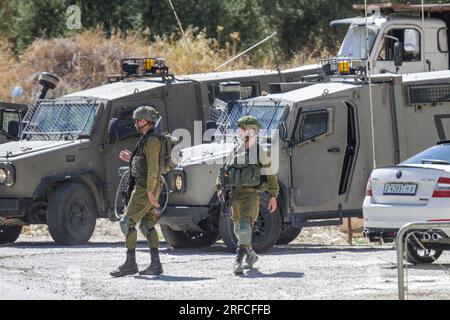 Jordantal, Palästina. 02. Aug. 2023. Eine israelische Armee belagert ein Haus, in dem der Täter eines Schussanschlags vermutet wurde, neben dem Ort, an dem der Angriff auf ein Siedlerauto in der Nähe der Al-Hamra-Siedlung im nördlichen Westjordanland durchgeführt wurde. Ein zu schnell fahrender Wagen feuerte auf ein Auto, das Siedlern in der Nähe der Al-Hamra-Siedlung gehörte, und verletzte sie. Die israelische Armee sperrt das Gebiet weiter ab, um den Täter zu verhaften. Kredit: SOPA Images Limited/Alamy Live News Stockfoto