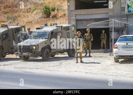 Jordantal, Palästina. 02. Aug. 2023. Eine israelische Armee belagert ein Haus, in dem der Täter eines Schussanschlags vermutet wurde, neben dem Ort, an dem der Angriff auf ein Siedlerauto in der Nähe der Al-Hamra-Siedlung im nördlichen Westjordanland durchgeführt wurde. Ein zu schnell fahrender Wagen feuerte auf ein Auto, das Siedlern in der Nähe der Al-Hamra-Siedlung gehörte, und verletzte sie. Die israelische Armee sperrt das Gebiet weiter ab, um den Täter zu verhaften. Kredit: SOPA Images Limited/Alamy Live News Stockfoto