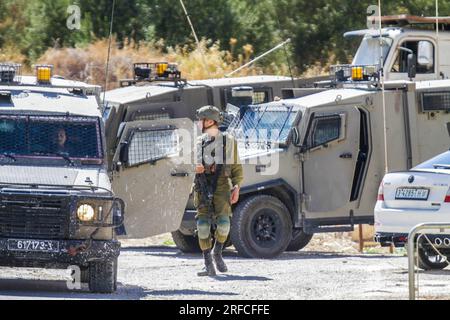 Jordantal, Palästina. 02. Aug. 2023. Eine israelische Armee belagert ein Haus, in dem der Täter eines Schussanschlags vermutet wurde, neben dem Ort, an dem der Angriff auf ein Siedlerauto in der Nähe der Al-Hamra-Siedlung im nördlichen Westjordanland durchgeführt wurde. Ein zu schnell fahrender Wagen feuerte auf ein Auto, das Siedlern in der Nähe der Al-Hamra-Siedlung gehörte, und verletzte sie. Die israelische Armee sperrt das Gebiet weiter ab, um den Täter zu verhaften. Kredit: SOPA Images Limited/Alamy Live News Stockfoto