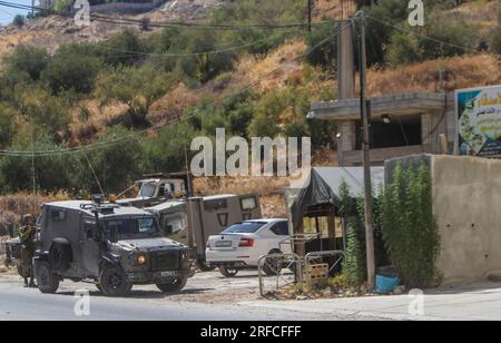 Jordantal, Palästina. 02. Aug. 2023. Eine israelische Armee belagert ein Haus, in dem der Täter eines Schussanschlags vermutet wurde, neben dem Ort, an dem der Angriff auf ein Siedlerauto in der Nähe der Al-Hamra-Siedlung im nördlichen Westjordanland durchgeführt wurde. Ein zu schnell fahrender Wagen feuerte auf ein Auto, das Siedlern in der Nähe der Al-Hamra-Siedlung gehörte, und verletzte sie. Die israelische Armee sperrt das Gebiet weiter ab, um den Täter zu verhaften. Kredit: SOPA Images Limited/Alamy Live News Stockfoto