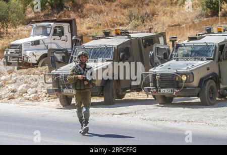 Jordantal, Palästina. 02. Aug. 2023. Eine israelische Armee belagert ein Haus, in dem der Täter eines Schussanschlags vermutet wurde, neben dem Ort, an dem der Angriff auf ein Siedlerauto in der Nähe der Al-Hamra-Siedlung im nördlichen Westjordanland durchgeführt wurde. Ein zu schnell fahrender Wagen feuerte auf ein Auto, das Siedlern in der Nähe der Al-Hamra-Siedlung gehörte, und verletzte sie. Die israelische Armee sperrt das Gebiet weiter ab, um den Täter zu verhaften. Kredit: SOPA Images Limited/Alamy Live News Stockfoto