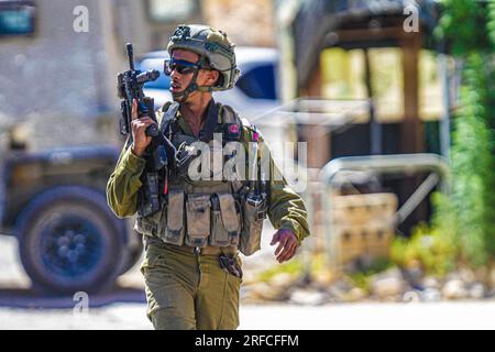 Jordantal, Palästina. 02. Aug. 2023. Ein israelischer Soldat sichert die Gegend um das Haus. Die nach wie vor von einer israelischen Armee umgeben ist, wo der Täter eines Schussanschlags vermutet wurde, neben dem Ort, an dem der Angriff auf ein Siedlerauto in der Nähe der Al-Hamra-Siedlung im nördlichen Westjordanland durchgeführt wurde. Ein zu schnell fahrender Wagen feuerte auf ein Auto, das Siedlern in der Nähe der Al-Hamra-Siedlung gehörte, und verletzte sie. Die israelische Armee sperrt das Gebiet weiter ab, um den Täter zu verhaften. Kredit: SOPA Images Limited/Alamy Live News Stockfoto