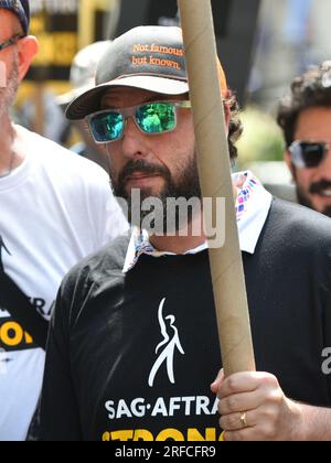 Adam Sandler geht am 2. August 2023 in New York City vor den NBC Studios um 30 Rockefeller. Stockfoto