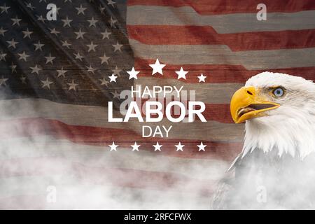 Happy Labor Day Banner, amerikanischer patriotischer Hintergrund. Amerikanischer Weißkopfadler - Symbol Amerikas - mit Flagge. Stockfoto