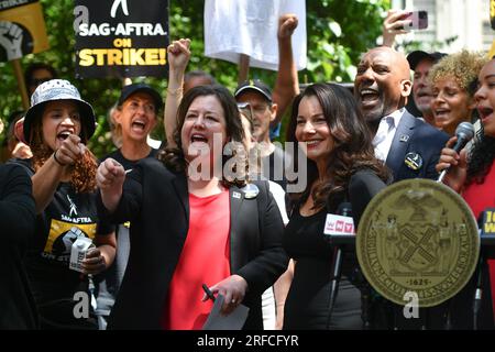 Rebecca Damon, der Präsident der SAG-AFTRA Fran Drescher und Ezra Knight sprechen auf einer Pressekonferenz des New Yorker Stadtrats im City Hall Park im August Stockfoto