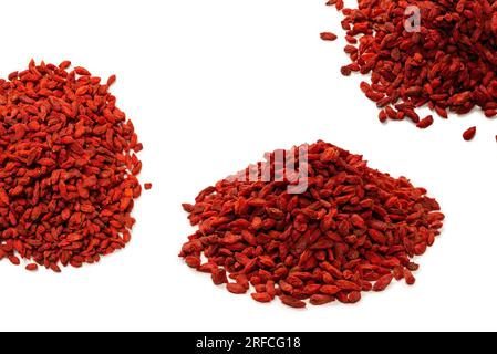 Gruppe von roten Beeren Goji isoliert auf einem weißen Hintergrund. Stockfoto