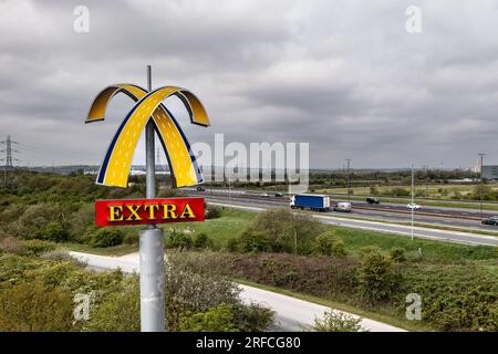 LEEDS, GROSSBRITANNIEN - 4. MAI 2023. Ein McDonalds Extra Golden Arches Schild auf einer britischen Autobahn mit Kopierbereich Stockfoto