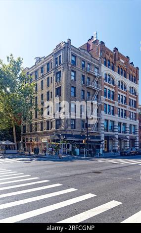 Greenwich Village Wahrzeichen: Das 1891-Lofthaus auf der rechten Seite überragt ein kleineres 1915-Apartmentgebäude. Stockfoto