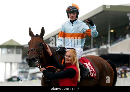 Ash Tree Meadow, geritten vom Jockey Danny Gilligan, feiert den Gewinn der Tote Galway Plate (Handicap Chase) am dritten Tag des Galway Races Summer Festival auf der Galway Racecourse. Bilddatum: Mittwoch, 2. August 2023. Stockfoto