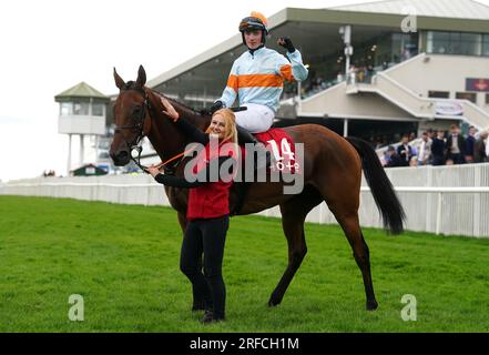 Ash Tree Meadow, geritten vom Jockey Danny Gilligan, feiert den Gewinn der Tote Galway Plate (Handicap Chase) am dritten Tag des Galway Races Summer Festival auf der Galway Racecourse. Bilddatum: Mittwoch, 2. August 2023. Stockfoto