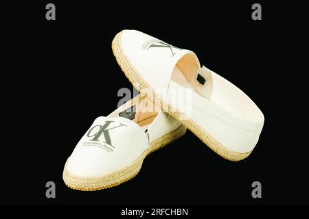 Nahaufnahme von Calvin Klein Espadrilles Sandalen isoliert auf schwarzem Hintergrund. Schweden. Stockfoto