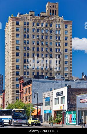 Greenwich Village Landmark: Das Waverly verbindet Ziegel, Stein und Terracotta in einem Art déco-Hochhaus an der Ecke Sixth Avenue und Waverly Place. Stockfoto