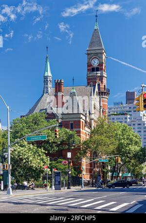 Greenwich Village Landmark: Jefferson Market Branch der NY Public Library befindet sich im ehemaligen Gerichtsgebäude und Feuerturm in der Sixth Avenue 425. Stockfoto
