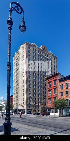 Greenwich Village Landmark: Das Waverly verbindet Ziegel, Stein und Terracotta in einem Art déco-Hochhaus an der Ecke Sixth Avenue und Waverly Place. Stockfoto