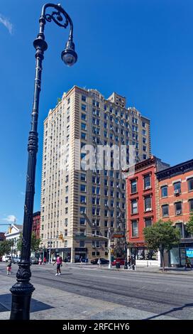 Greenwich Village Landmark: Das Waverly verbindet Ziegel, Stein und Terracotta in einem Art déco-Hochhaus an der Ecke Sixth Avenue und Waverly Place. Stockfoto