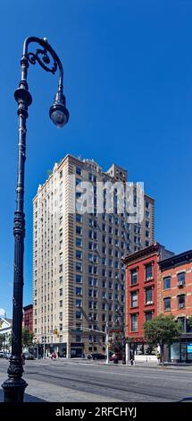 Greenwich Village Landmark: Das Waverly verbindet Ziegel, Stein und Terracotta in einem Art déco-Hochhaus an der Ecke Sixth Avenue und Waverly Place. Stockfoto