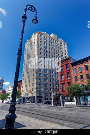 Greenwich Village Landmark: Das Waverly verbindet Ziegel, Stein und Terracotta in einem Art déco-Hochhaus an der Ecke Sixth Avenue und Waverly Place. Stockfoto