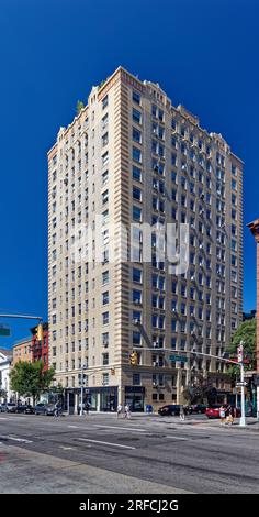 Greenwich Village Landmark: Das Waverly verbindet Ziegel, Stein und Terracotta in einem Art déco-Hochhaus an der Ecke Sixth Avenue und Waverly Place. Stockfoto