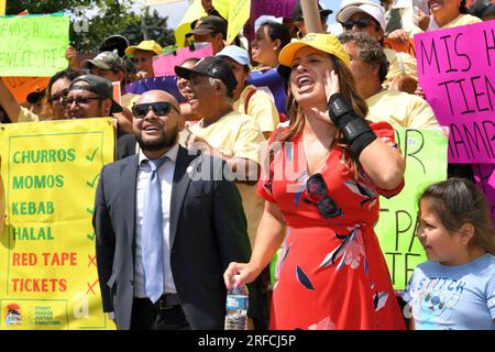 New York, USA. 02. Aug. 2023. Die Mitglieder der New York State Assembly Steven Raga und Catalina Cruz werden am 2. August 2023 bei einer Street Vendors Rally gegen die Corona Plaza in Queens, New York, New York, gesehen. (Foto: Efren Landaos/Sipa USA) Guthaben: SIPA USA/Alamy Live News Stockfoto