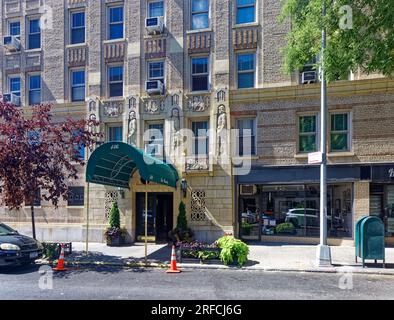 Greenwich Village Landmark: Das Waverly verbindet Ziegel, Stein und Terracotta in einem Art déco-Hochhaus an der Ecke Sixth Avenue und Waverly Place. Stockfoto