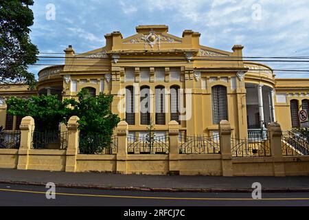 Alte gelbe Hausfassade in Ribeirao Preto, Sao Paulo, Brasilien Stockfoto
