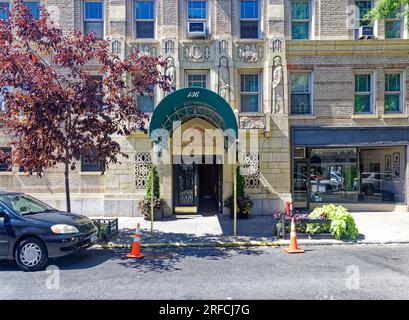 Greenwich Village Landmark: Das Waverly verbindet Ziegel, Stein und Terracotta in einem Art déco-Hochhaus an der Ecke Sixth Avenue und Waverly Place. Stockfoto