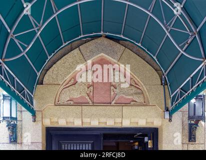 Greenwich Village Landmark: Das Waverly verbindet Ziegel, Stein und Terracotta in einem Art déco-Hochhaus an der Ecke Sixth Avenue und Waverly Place. Stockfoto