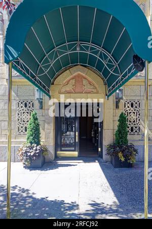 Greenwich Village Landmark: Das Waverly verbindet Ziegel, Stein und Terracotta in einem Art déco-Hochhaus an der Ecke Sixth Avenue und Waverly Place. Stockfoto