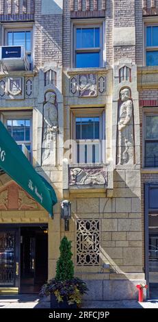 Greenwich Village Landmark: Das Waverly verbindet Ziegel, Stein und Terracotta in einem Art déco-Hochhaus an der Ecke Sixth Avenue und Waverly Place. Stockfoto