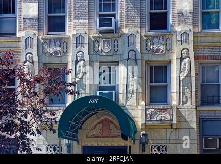 Greenwich Village Landmark: Das Waverly verbindet Ziegel, Stein und Terracotta in einem Art déco-Hochhaus an der Ecke Sixth Avenue und Waverly Place. Stockfoto