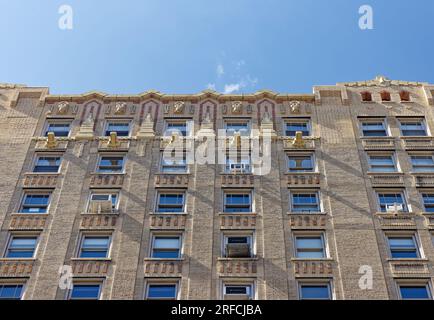 Greenwich Village Landmark: Das Waverly verbindet Ziegel, Stein und Terracotta in einem Art déco-Hochhaus an der Ecke Sixth Avenue und Waverly Place. Stockfoto