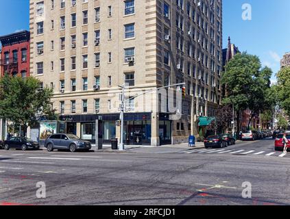 Greenwich Village Landmark: Das Waverly verbindet Ziegel, Stein und Terracotta in einem Art déco-Hochhaus an der Ecke Sixth Avenue und Waverly Place. Stockfoto