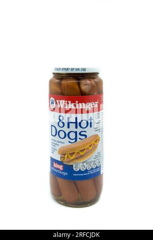 Irvine, Schottland, UK-06. Mai 2023: Hotdogs mit Wikinger-Logo in einem Glasbehälter und Metalldeckel, die recycelbar sind und Grafiksymbole und Kcal relevan zeigen Stockfoto