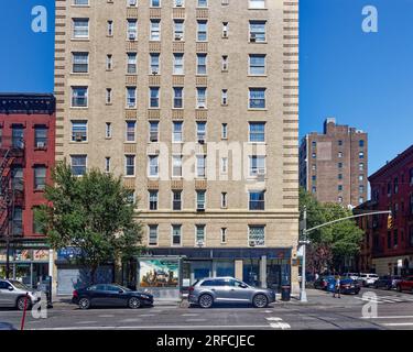 Greenwich Village Landmark: Das Waverly verbindet Ziegel, Stein und Terracotta in einem Art déco-Hochhaus an der Ecke Sixth Avenue und Waverly Place. Stockfoto