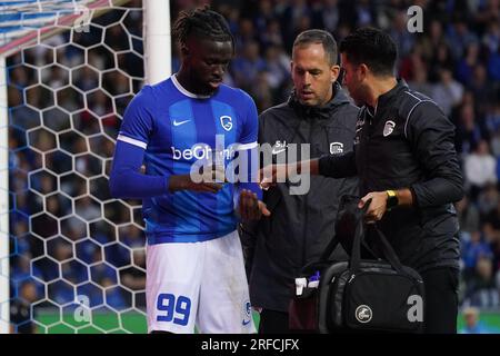 Genk, Belgien. 02. Aug. 2023. GENK, BELGIEN - AUGUST 2: Toluwase Arokodare von KRC Genk erhält medizinische Behandlung während des UEFA Champions League-Spiels zwischen KRC Genk und dem Servette FC in der Cegeka Arena am 2. August 2023 in Genk, Belgien (Foto von Jeroen Meuwsen/Orange Pictures) Kredit: Orange Pics BV/Alamy Live News Stockfoto