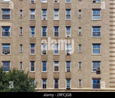 Greenwich Village Landmark: Das Waverly verbindet Ziegel, Stein und Terracotta in einem Art déco-Hochhaus an der Ecke Sixth Avenue und Waverly Place. Stockfoto