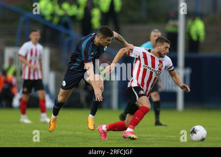 Victoria Park, Hartlepool, 1. August 2023. Lynden Gooch von Sunderland in Aktion mit Jake HASTIE von Hartlepool United während des Vorsaison-Freundschaftsspiels zwischen Hartlepool United und Sunderland im Victoria Park, Hartlepool, am Dienstag, den 1. August 2023. (Foto: Mark Fletcher | MI News) Guthaben: MI News & Sport /Alamy Live News Stockfoto